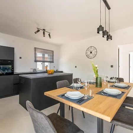 Stunning In With Kitchen * Barban